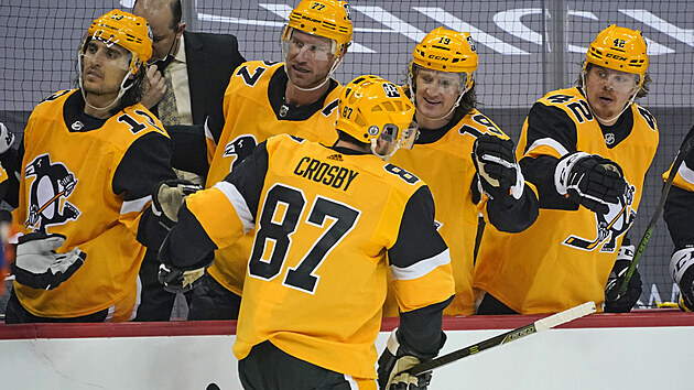 Hokejisté Pittsburghu slaví gól, který vstřelil Sidney Crosby.