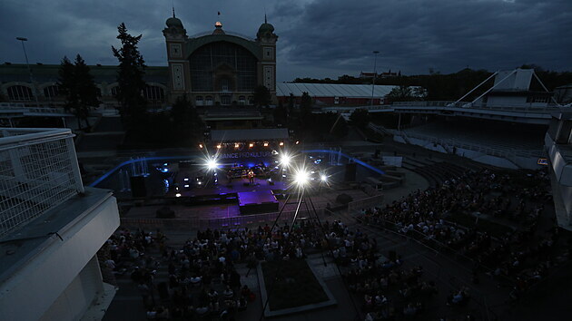 U Kikovy fontny v Praze se uskutenil pilotn koncert ance pro kulturu pro 2 500 lid. Zahrl napklad houslista Pavel porcl i kapela Chinaski. (11. kvtna 2021)