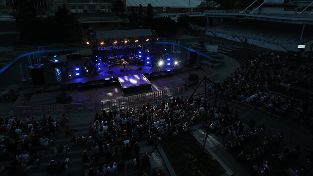 U Kikovy fontny v Praze se uskutenil pilotn koncert ance pro kulturu pro 2 500 lid. Zahrl napklad houslista Pavel porcl i kapela Chinaski. (11. kvtna 2021)