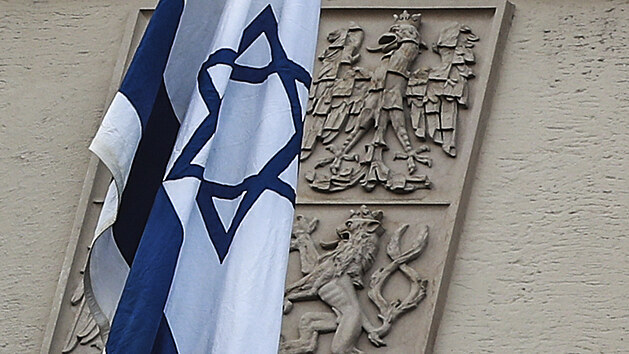 Hrad, Úřad vlády, ministerstvo zahraničí i některé další úřady vyvěsily na podporu Izraele jeho vlajku. (14. května 2021)
