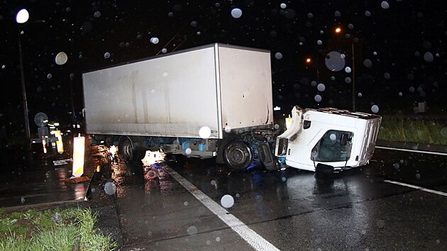 Řidič BMW nezvládl řízení mezi Zlínem a Otrokovicemi a v protisměru narazil do kamionu. Jeho spolujezdec nehodu nepřežil.