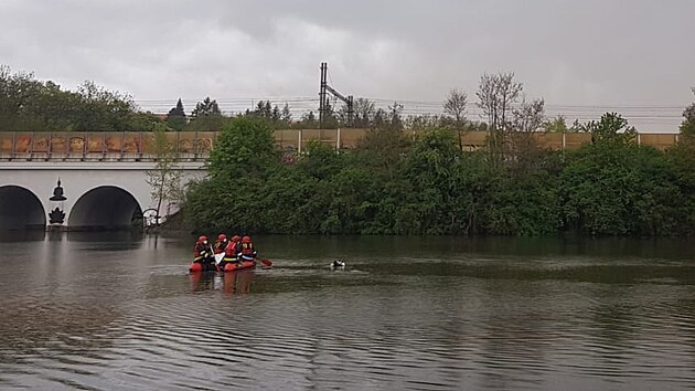 Hasiči vytahovali z Kyjského rybníka potopenou dodávku. Nikdo v ní nebyl (15. května 2021)