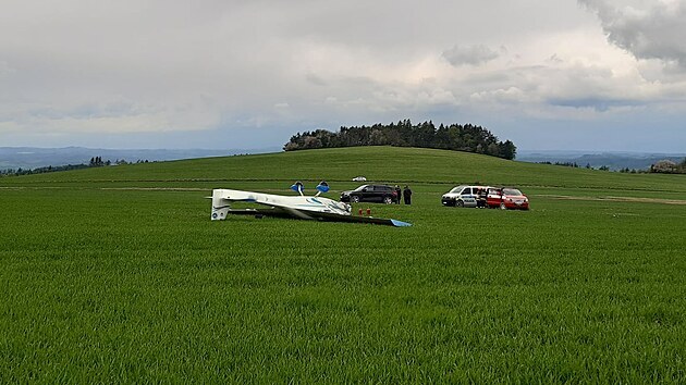 U Kořence na Blanensku se převrátilo malé sportovní letadlo. Pilot se zranil (15. května 2021)