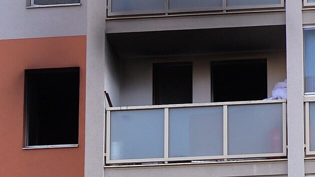 Ve Vajdově ulici v Hostivaři chytl jeden z bytů v panelovém domě (16. května 2021)