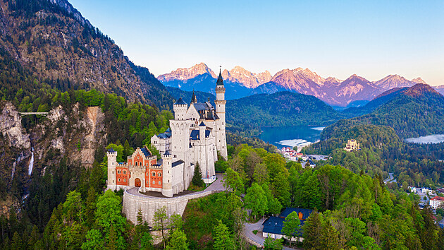 Z�mek Neuschwanstein je jako vyst�i�en� z poh�dky. Ludv�ka II. Bavorsk�ho ale m�lem zruinoval