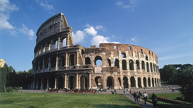 Římské koloseum bylo za staletí své existence svědkem mnoha krvavých her, údajně zde zemřelo až půl milionu lidí a asi milion zvířat.