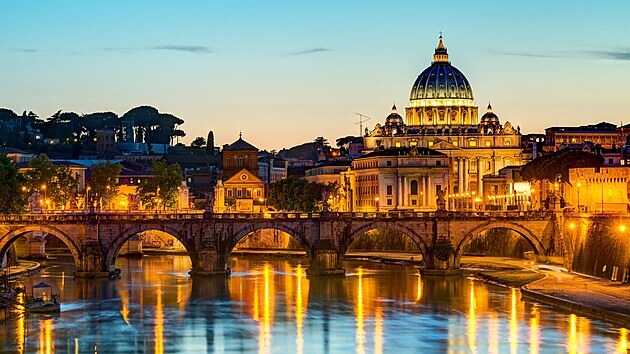 Noční procházky po Římě patří k nejromantičtějším zážitkům, jaké můžete se svou partnerkou či partnerem ruku v ruce zažít.
