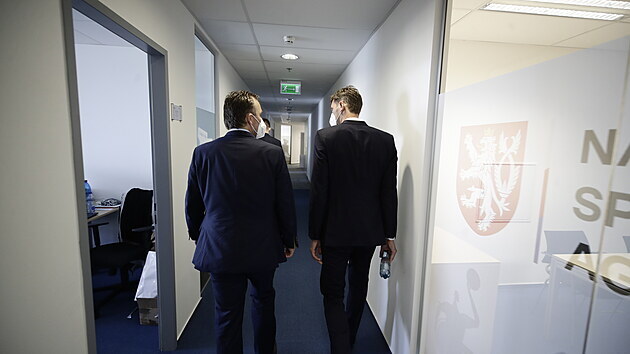 Rezignujc Milan Hnilika (vlevo) a nov pedseda Nrodn sportovn agentury Filip Neusser na briefingu v Praze. (18. kvtna 2021)