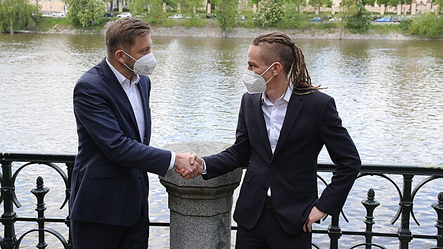 Předseda Starostů a nezávislých (STAN) Vít Rakušan (vlevo) a předseda Pirátů Ivan Bartoš zahájili 18. května 2021 v Praze společnou kampaň do podzimních sněmovních voleb.(18. května 2021)