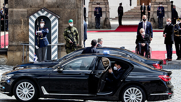 Prezident Milo Zeman ek na pjezd srbskho prezidenta Aleksandara Vuie. Prask hrad Matyova brna. (18. kvtna 2021)