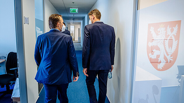 Milan Hnilička (vlevo) a nový předseda Národní sportovní agentury Filip Neusser na briefingu v Praze. (18. května 2021)