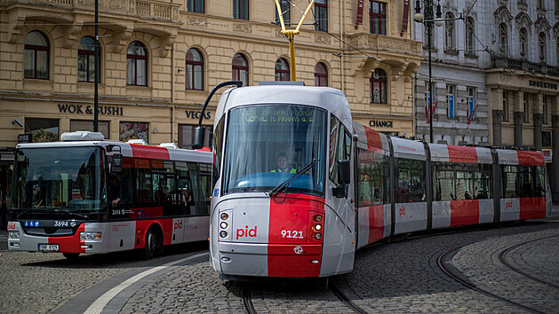 Pražané už mohou v ulicích potkat tramvaj v novém šedo-červeném designu Pražské integrované dopravy. S novou vizuální identitou už jezdí jeden autobus, časem tak budou vypadat všechny spoje v síti, která se rozšiřuje i do středních Čech. (19.5.2021)