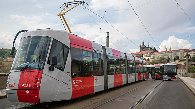 Pražané už mohou v ulicích potkat tramvaj v novém šedo-červeném designu Pražské... | na serveru Lidovky.cz | aktuální zprávy