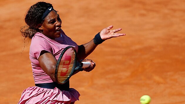 Amerianka Serena Williamsov hraje forhend na turnaji v m.