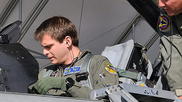 Prvn slovent piloti absolvuj v USA vcvik na nov sthaky F-16