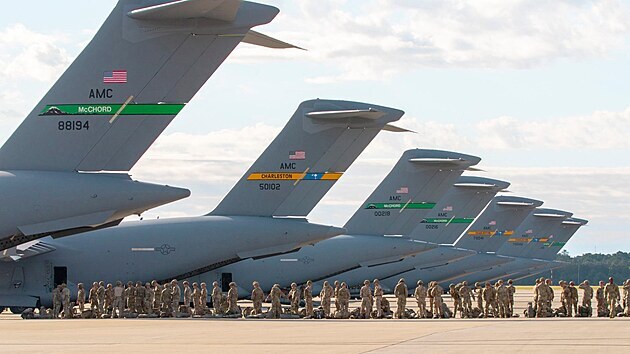 Nástup amerických výsadkářů do letounů C-17 na cvičení Defender Europe 21