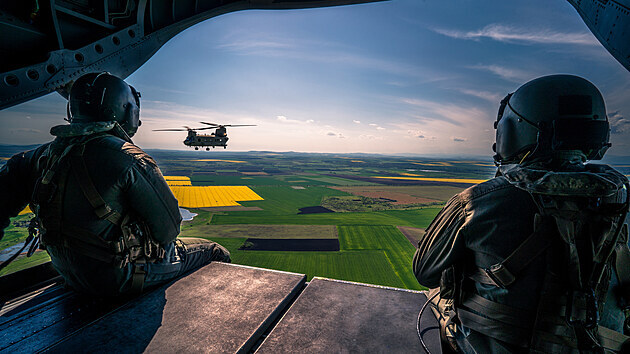 Pelet vrtulnk UH-60 Black Hawk a CH-47 Chinook americk 12. bojov vzdun brigdy do Bulharska na cvien Defender Europe 21