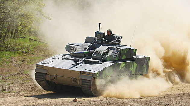 Zkoušky nabízených bojových vozidel pěchoty (BVP). Na snímku CV90.