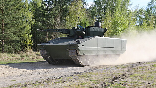 Zkouky nabzench bojovch vozidel pchoty (BVP). Na snmku Lynx.