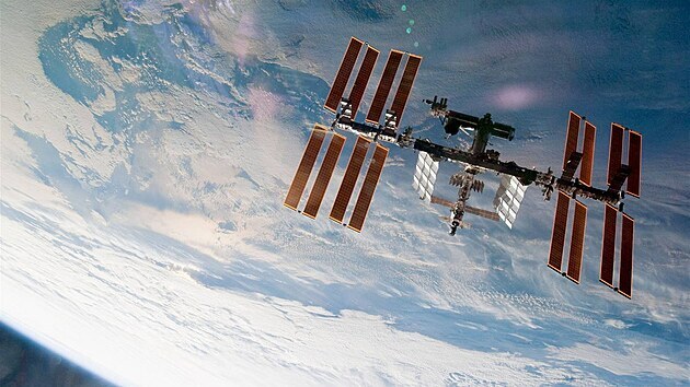 Mezinárodní vesmírná stanice (ISS) nad Zemí. Ilustrační foto