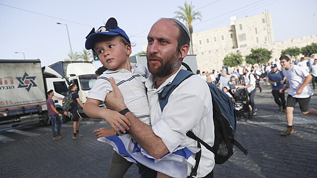 Izraelci prchaj do kryt za zvuku sirn, kter se rozeznly kvli raketovmu toku na Jeruzalm,. Pihlsila se k nmu palestinsk radikln skupina Hams. (10. kvtna 2021)