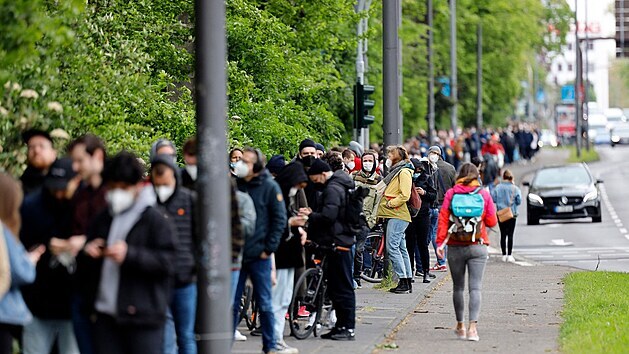 Fronty na okovn vakcnami proti koronaviru v meit v Koln nad Rnem (8. kvtna 2021)