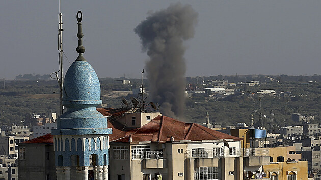 Oblak dmu po izraelskm nletu na budovu v Gaze, hlavnm mst  palestinskho zem. (12. kvtna 2021)