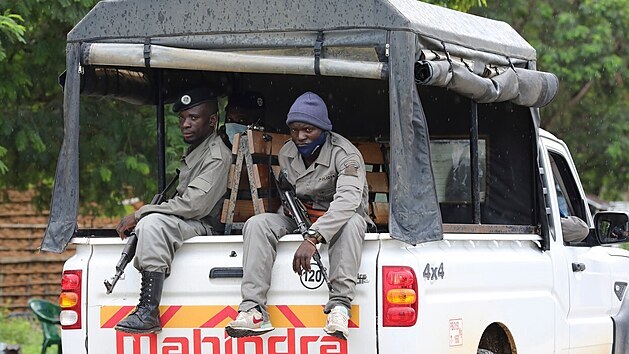 Voj�ci hl�daj� ve m�st� Palma na severu Mosambiku, kter� se stalo ter�em �toku islamist�. (12. dubna 2021)