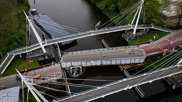 Cisternov lo, kterou dil 59let esk kapitn, narazila do dleitho mostu v nizozemskm Groningenu. (16. kvtna 2021)