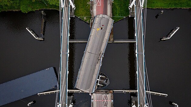 Cisternov lo, kterou dil 59let esk kapitn, narazila do dleitho mostu v nizozemskm Groningenu. (16. kvtna 2021)