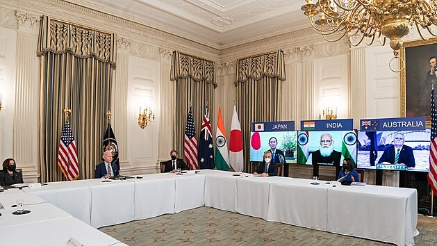 Americk prezident Joe Biden pod prvn summit indopacifick aliance Quad, kterou krom USA tvo jet Japonsko, Indie a Austrlie. Kvli koronavirovm omezenm se summit odehrval online. (12. bezna 2021)
