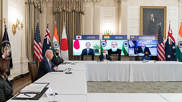Americk prezident Joe Biden pod prvn summit indopacifick aliance Quad, kterou krom USA tvo jet Japonsko, Indie a Austrlie. Kvli koronavirovm omezenm se summit odehrval online. (12. bezna 2021)
