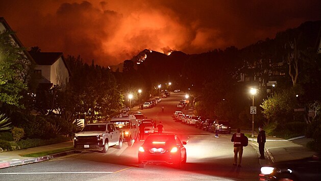Evakuace obyvatel v Los Angeles, kde zu lesn pory. (16. kvtna 2021)
