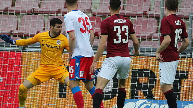 Sparťanský brankář Florin Nita inkasuje v domácím ligovém utkání proti Plzni.