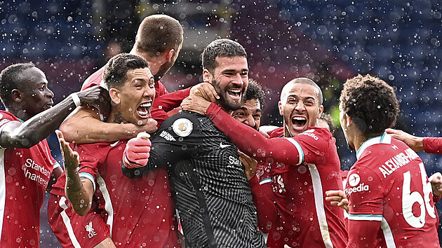 Brank�� Alisson Becker (uprost�ed) z Liverpoolu pr�v� rozhodl o v�t�zstv� sv�ho t�mu na h�i�ti West Bromu.
