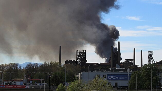 V popředí známý areál Dolních Vítkovic, hoří však až za ním v areálu firmy na recyklaci kovů a autovraků. Kouř je viditelný takřka v celé Ostravě. (10. května 2021)