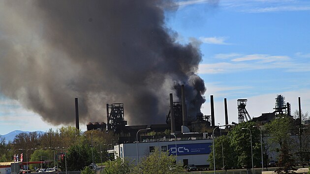 V popředí známý areál Dolních Vítkovic, hoří však až za ním v areálu firmy na recyklaci kovů a autovraků. Kouř je viditelný takřka v celé Ostravě. (10. května 2021)