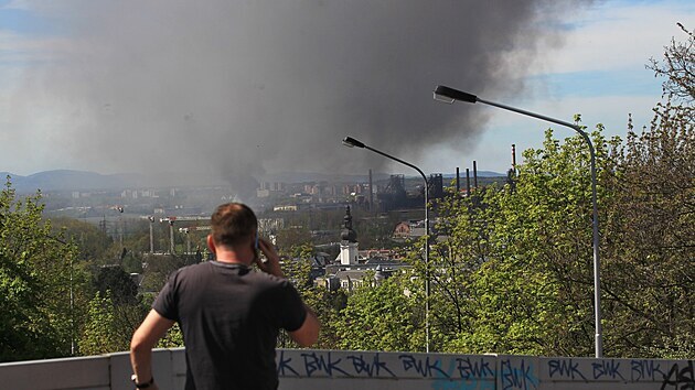 Kouř z požáru autovrakoviště ve Vítkovicích je vidět v takřka celé Ostravě. Pohled od fotbalového stadionu Bazaly ve Slezské Ostravě. (10. května 2021)
