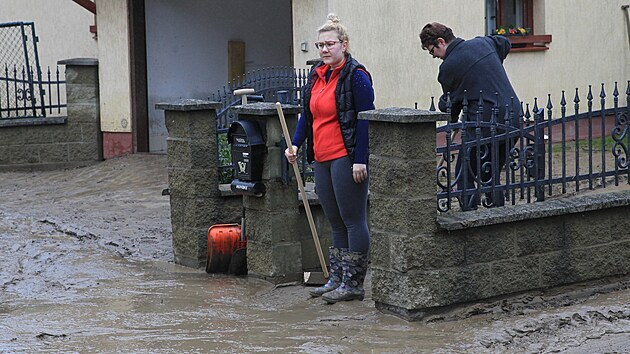 Lid z ulice Ke Kovrn v ilheovicch na Hlunsku podruh ve dvou dnech uklzej nsledky bleskov povodn. (14. kvtna 2021)