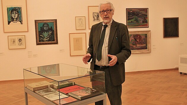 Profesor výtvarného umění Pavel Štěpánek představuje unikátní expozici obrazů španělských moderních malířů, které nyní vystavuje Galerie výtvarného umění v Ostravě.