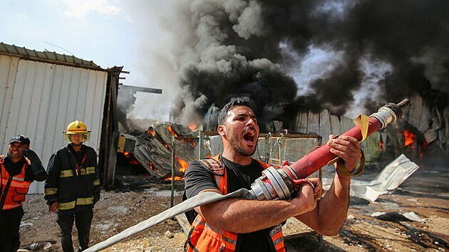Palestint hasii bojuj s nsledky izraelskho bombardovn Psma Gazy. (17. kvtna 2021)
