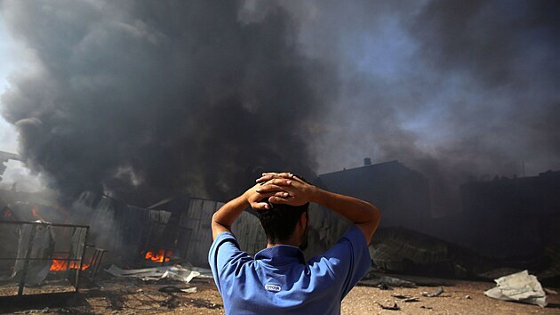 Palestinec pozoruje nsledky izraelskho bombardovn Psma Gazy. (17. kvtna 2021)