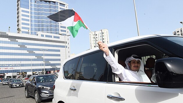 Neznm Kuvajan mv palestinskou vlajkou na znamen solidarity s Palestinci v Psmu Gazy, kter nyn osteluje izraelsk armda. Ta pikroila k odvet pot, co lenov hnut Hamas vyslali na Izrael stovky raket. (16. kvtna 2021)