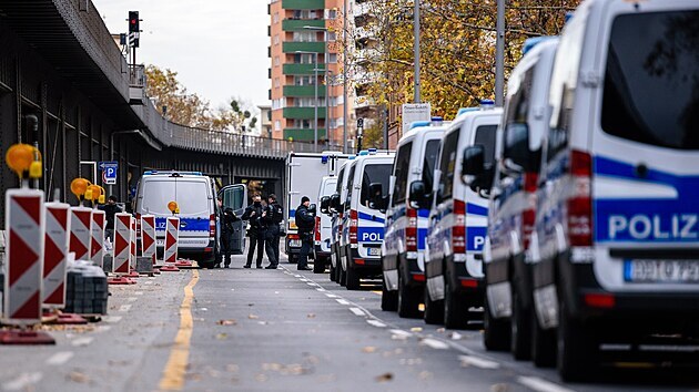 Nmeck policie bhem razie v Berln zadrela mue podezelho z asti na krdei dranskch klenot. (17. listopadu 2020)