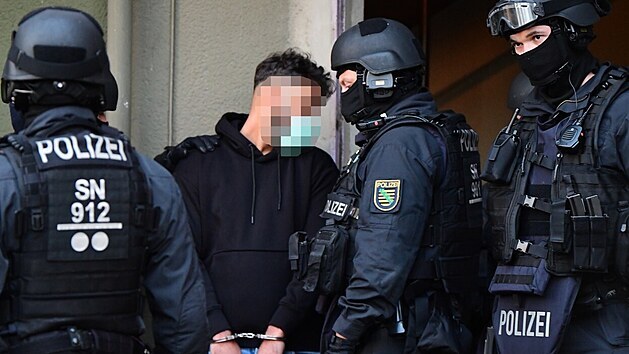 Nmeck policie bhem razie v Berln zadrela mue podezelho z asti na krdei dranskch klenot. (17. listopadu 2020)