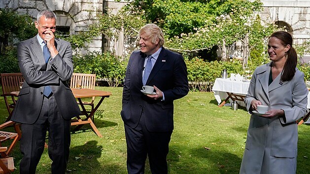Zdravotn sestra Jenny McGee oetovala britskho premira Borise Johnsona (uprosted) pot, co se nakazil covidem. Snmek pochz z oslav 72. vro vzniku zdravotnickho systmu NHS. (5. ervence 2020)