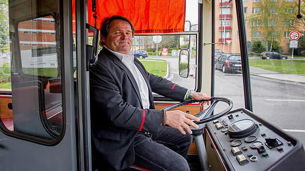 Jan Kuera ped ticeti lety jako prvn dil trolejbus koda 15 Tr, m zaala ra tohoto druhu dopravy v eskch Budjovicch. Nyn si za volant sedl znovu.