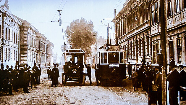 Na snmku z roku 1909 je vidt tramvaj (vpravo) a 
trolejbus na Prask td.