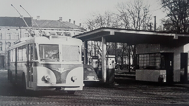 Na snímku je trolejbus Vetra na Mariánském náměstí vedle tehdejší čerpací stanice - 50. léta.