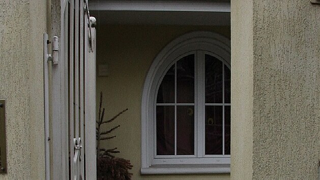 Vstup do domu u Českých Budějovic, který si jedna z obviněných žen pronajala.